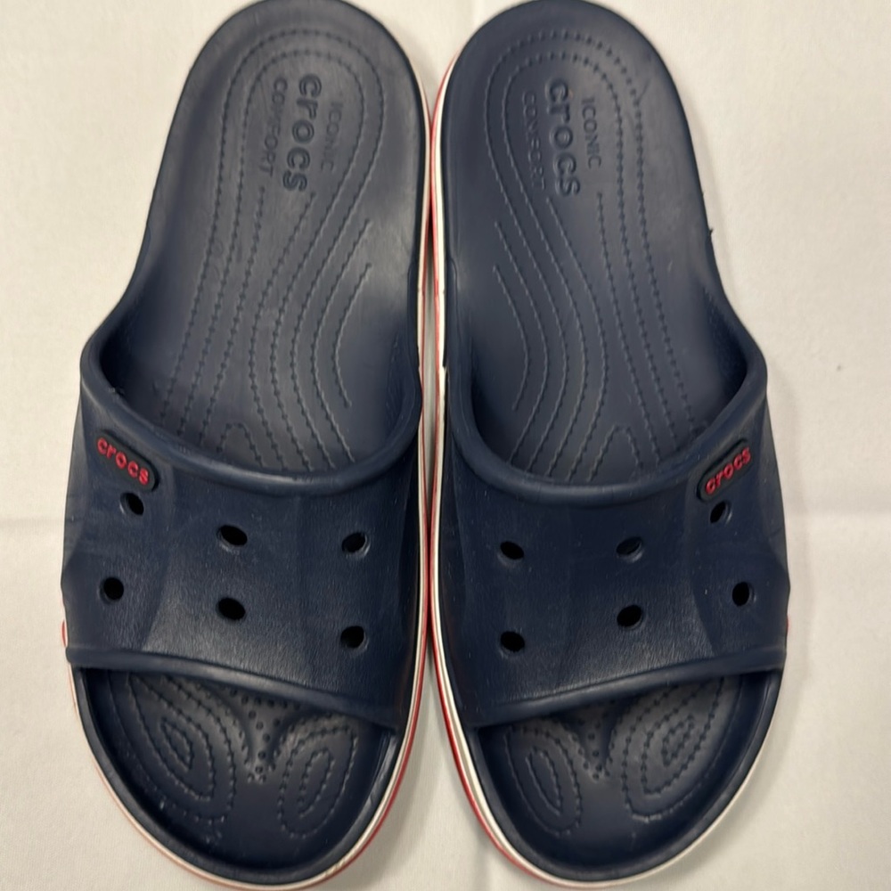 Unisex black CROCS “Bayaband” slide sandal. Mens size 6–women’s size 8